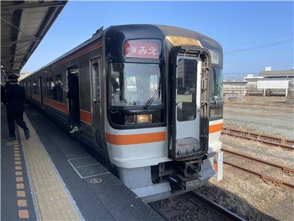伊勢市駅に止まるJR東海快速みえ 